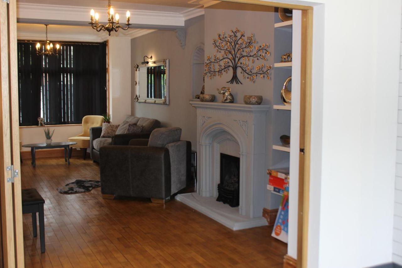 Modern Spacious House - Sleeps 16, Free Parking, Sun Terrace ヌニートン エクステリア 写真