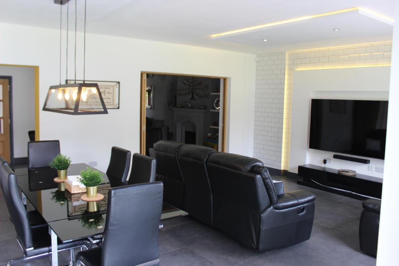 Modern Spacious House - Sleeps 16, Free Parking, Sun Terrace ヌニートン エクステリア 写真