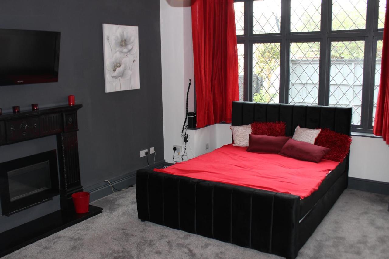 Modern Spacious House - Sleeps 16, Free Parking, Sun Terrace ヌニートン エクステリア 写真
