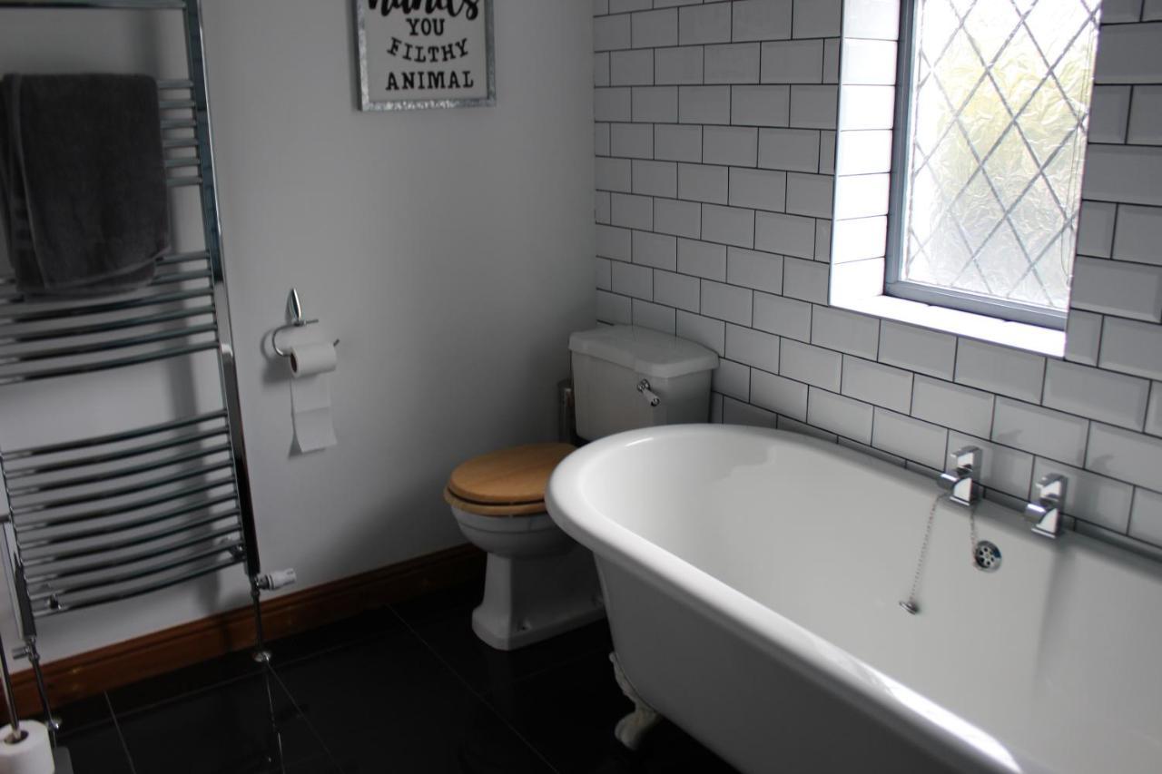 Modern Spacious House - Sleeps 16, Free Parking, Sun Terrace ヌニートン エクステリア 写真