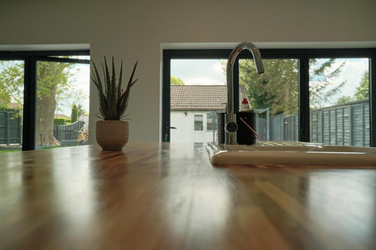 Modern Spacious House - Sleeps 16, Free Parking, Sun Terrace ヌニートン エクステリア 写真
