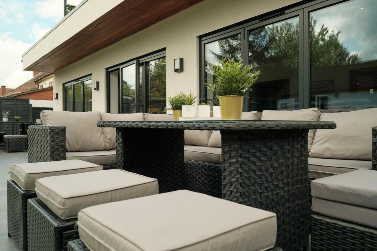 Modern Spacious House - Sleeps 16, Free Parking, Sun Terrace ヌニートン エクステリア 写真