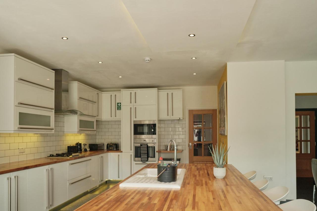 Modern Spacious House - Sleeps 16, Free Parking, Sun Terrace ヌニートン エクステリア 写真