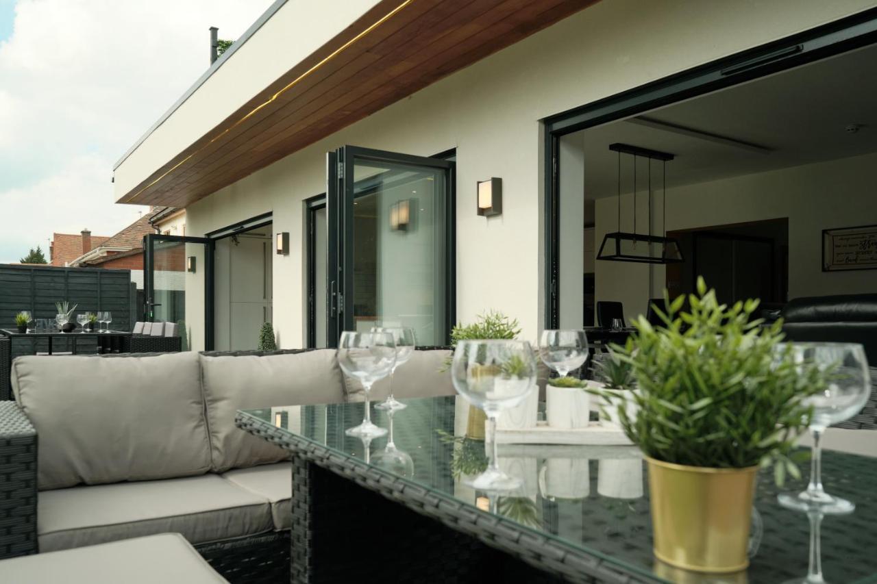 Modern Spacious House - Sleeps 16, Free Parking, Sun Terrace ヌニートン エクステリア 写真