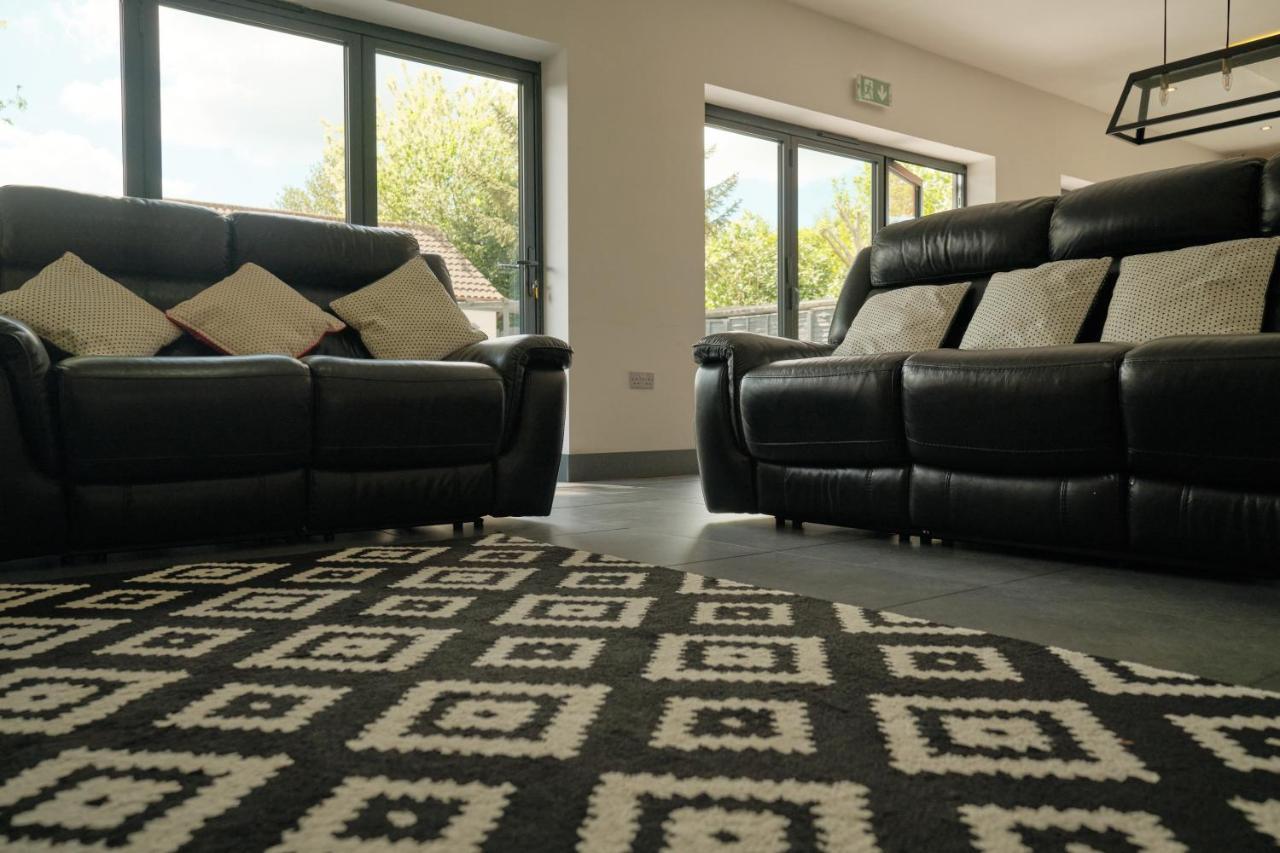 Modern Spacious House - Sleeps 16, Free Parking, Sun Terrace ヌニートン エクステリア 写真