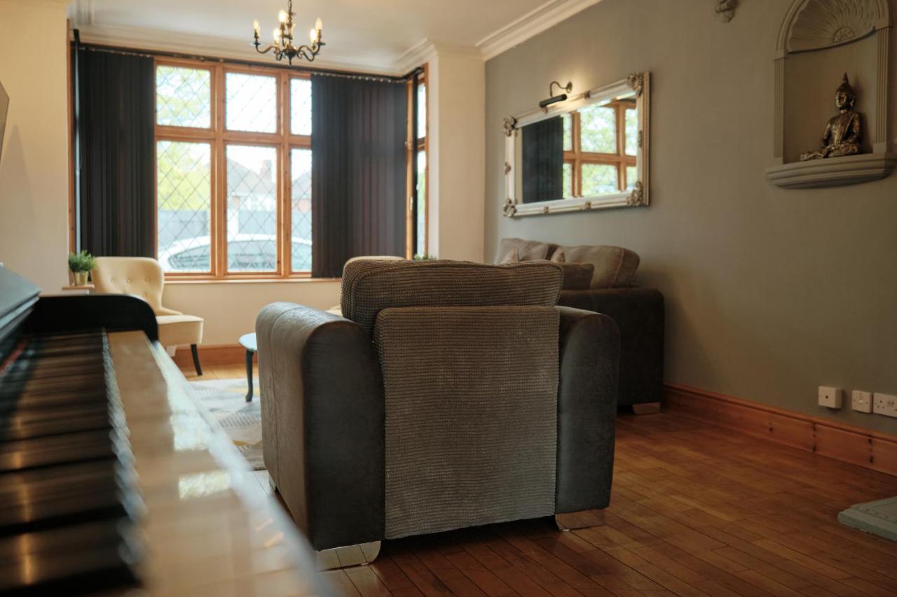 Modern Spacious House - Sleeps 16, Free Parking, Sun Terrace ヌニートン エクステリア 写真