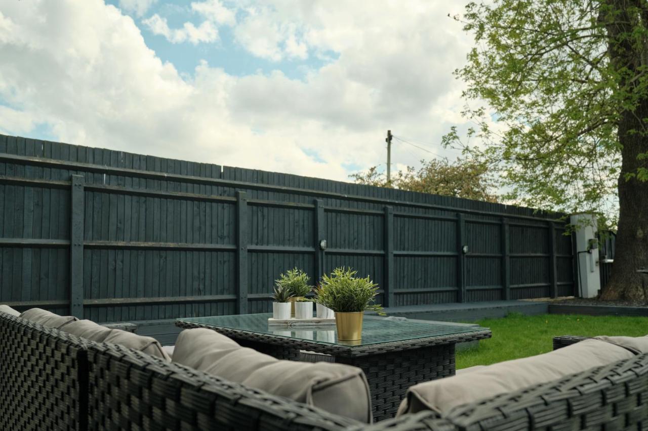 Modern Spacious House - Sleeps 16, Free Parking, Sun Terrace ヌニートン エクステリア 写真