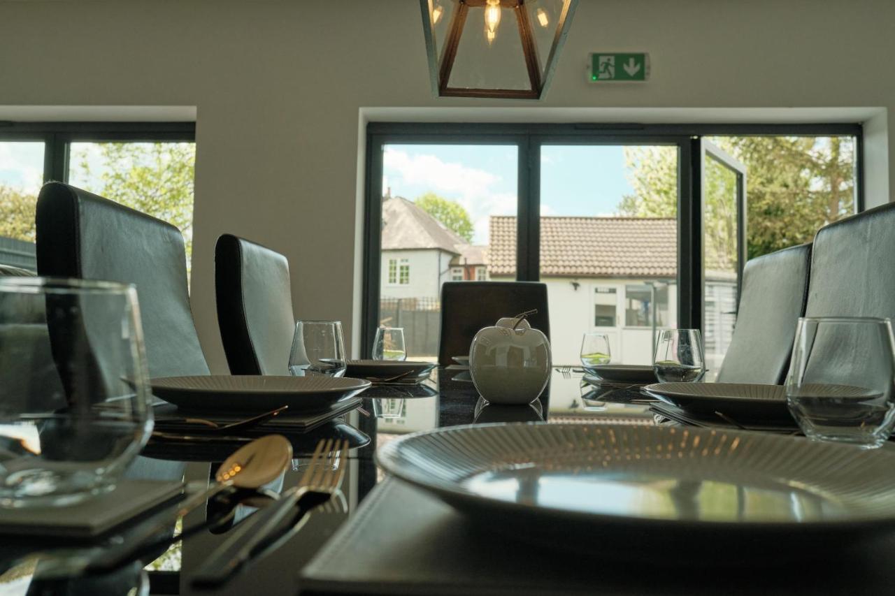Modern Spacious House - Sleeps 16, Free Parking, Sun Terrace ヌニートン エクステリア 写真