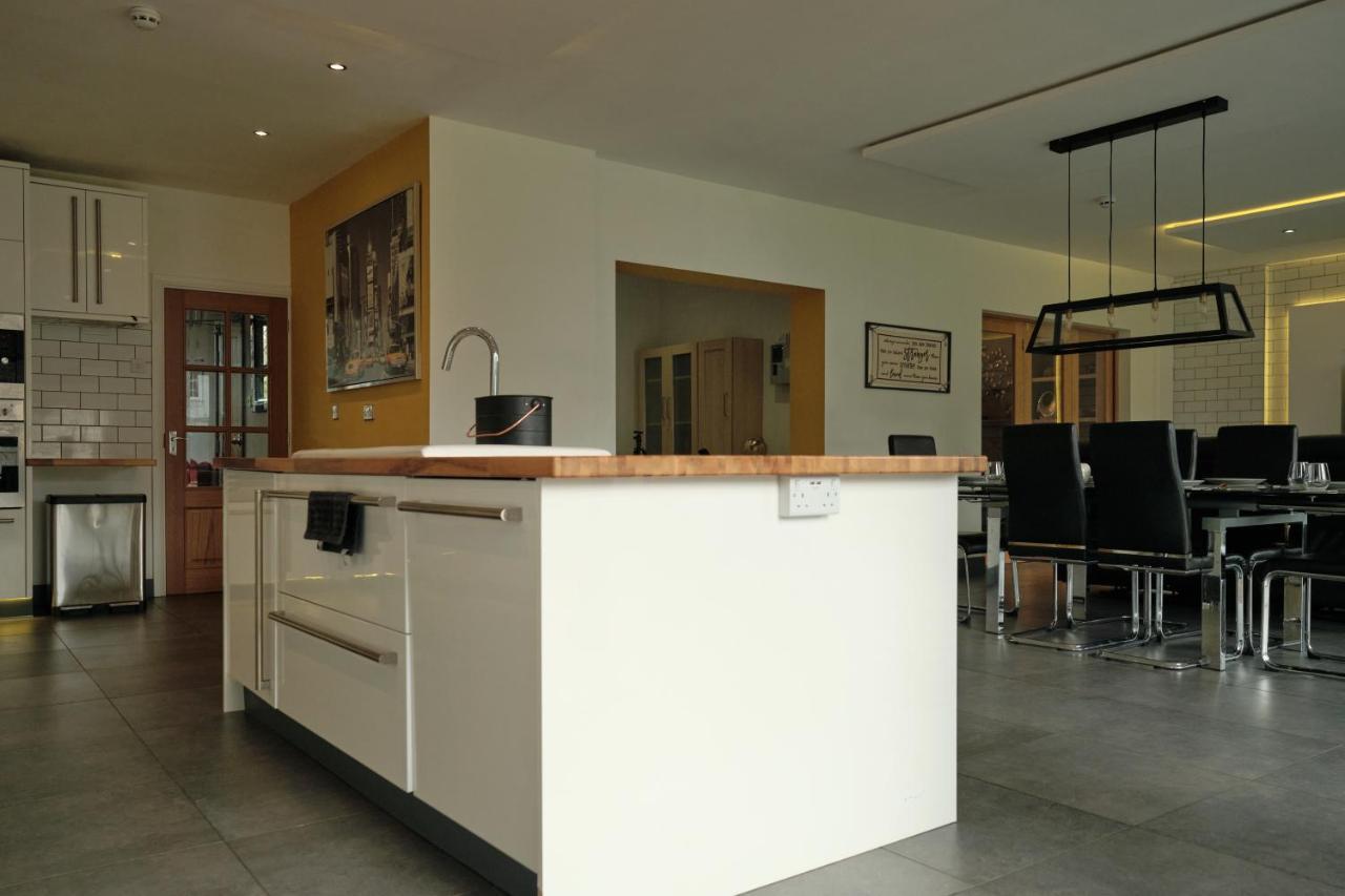 Modern Spacious House - Sleeps 16, Free Parking, Sun Terrace ヌニートン エクステリア 写真