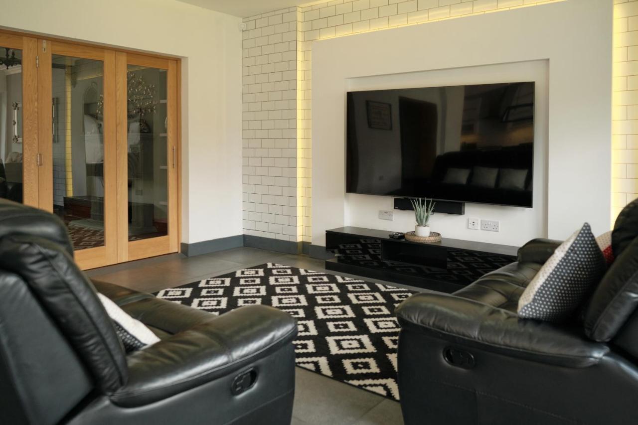 Modern Spacious House - Sleeps 16, Free Parking, Sun Terrace ヌニートン エクステリア 写真