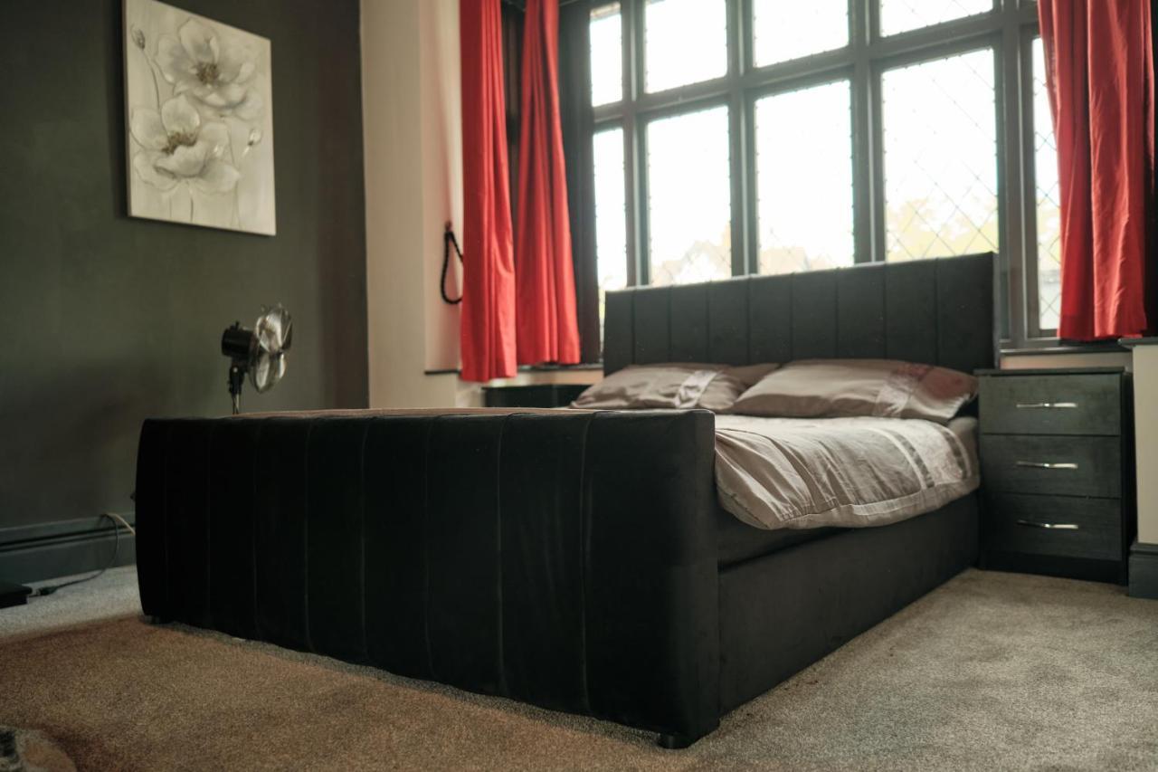 Modern Spacious House - Sleeps 16, Free Parking, Sun Terrace ヌニートン エクステリア 写真