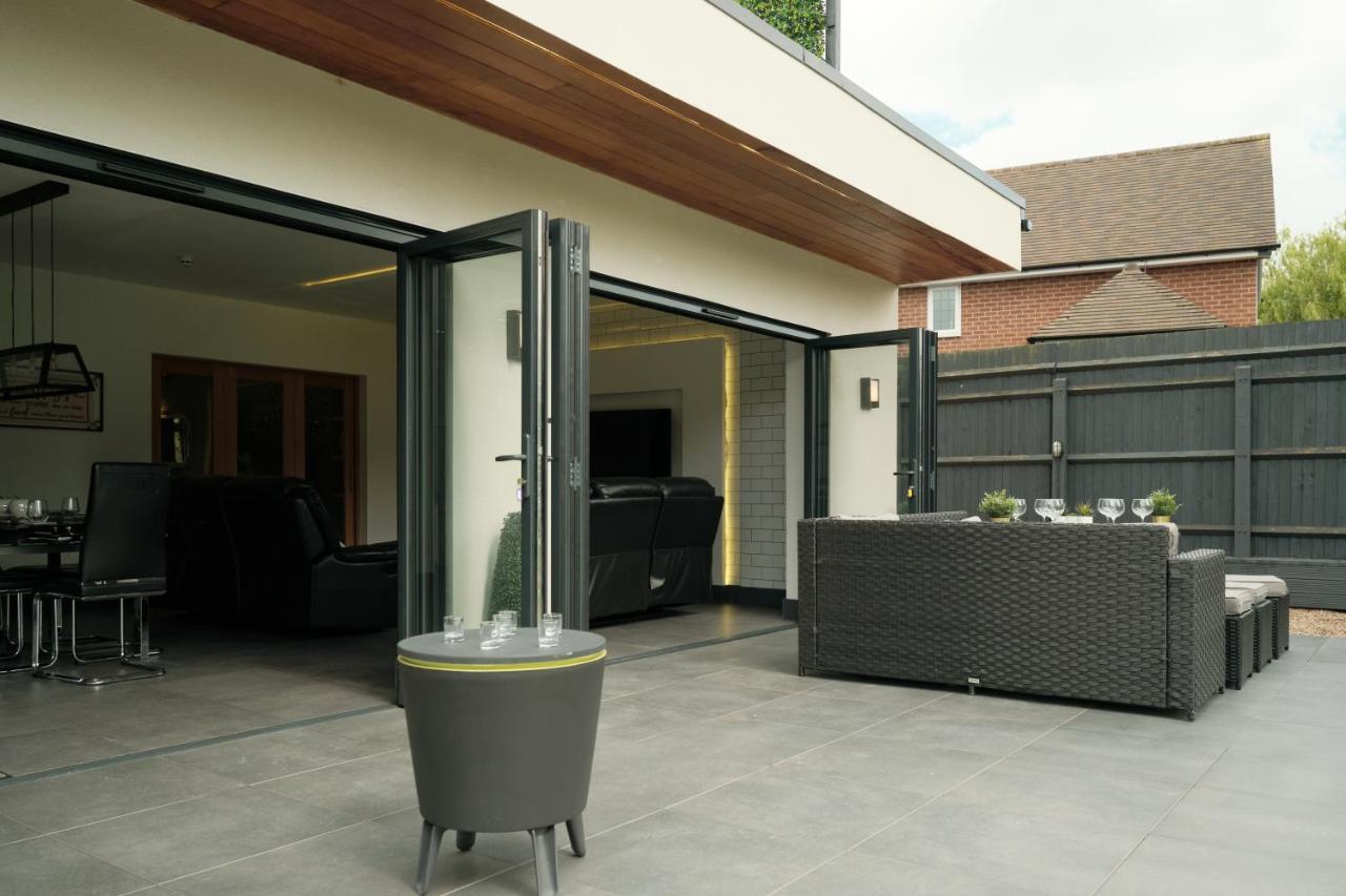 Modern Spacious House - Sleeps 16, Free Parking, Sun Terrace ヌニートン エクステリア 写真