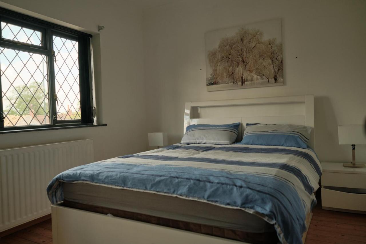 Modern Spacious House - Sleeps 16, Free Parking, Sun Terrace ヌニートン エクステリア 写真